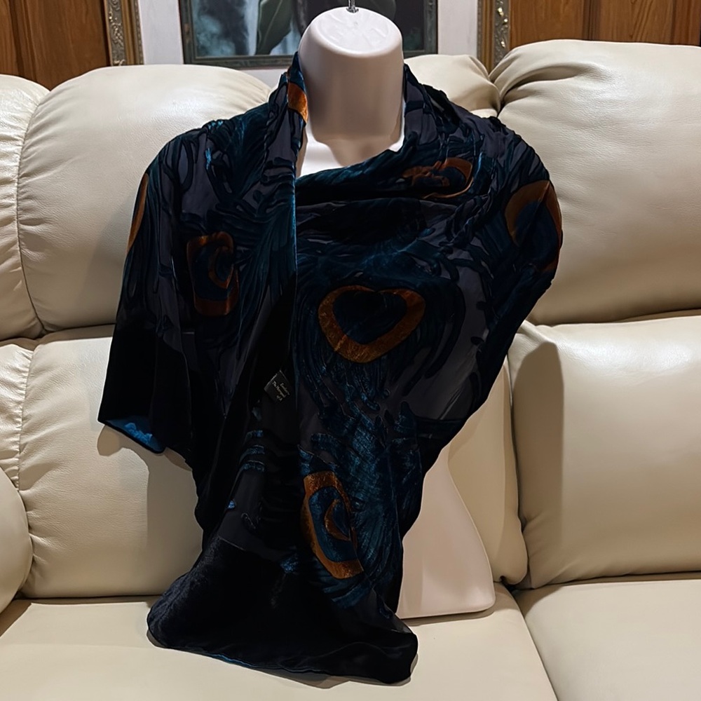 THE METROPOLITAN MUSEUM Elegant Black and Blue Scarf